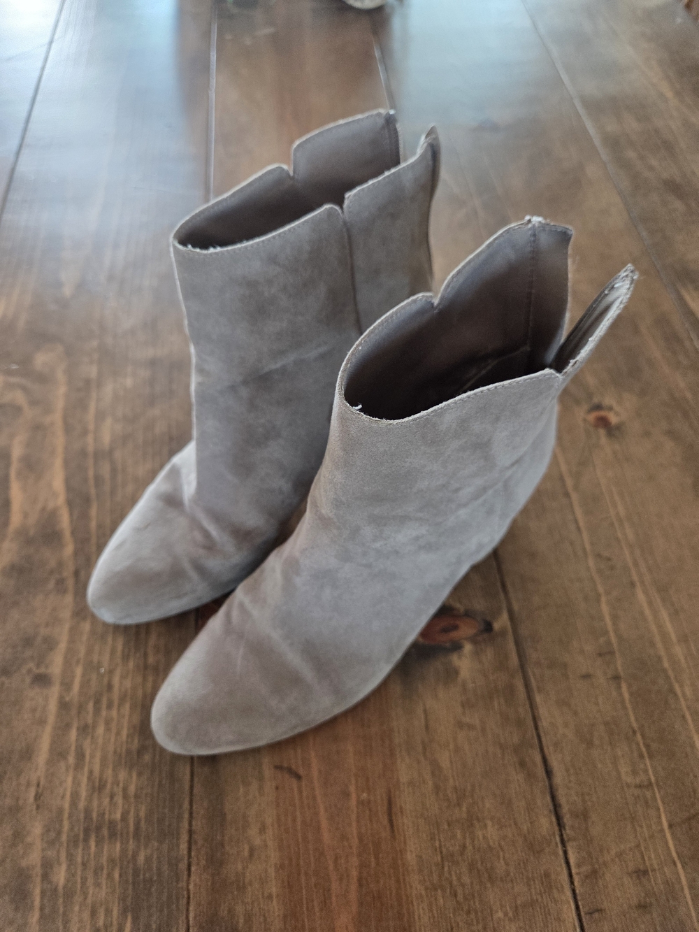 Women's Suede Pointed Ankle Boots in Gray